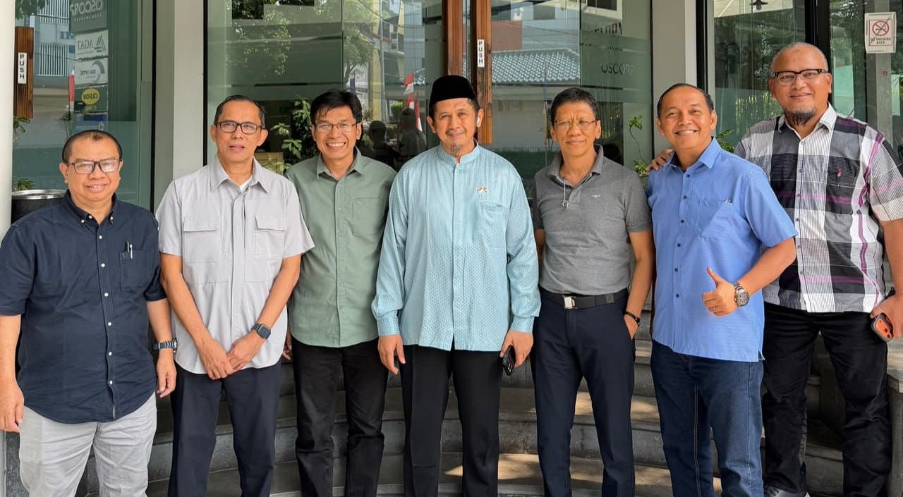 Meeting at the EBI Resources office with the chairman of Wahdah Islamiyah